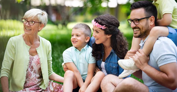 Família Feliz Desfrutando Piquenique Natureza Com Avô — Fotografia de Stock