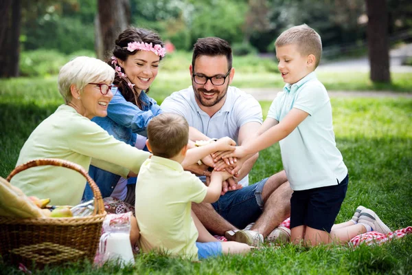 Gelukkig Gezin Spelen Met Kinderen Buiten Een Park — Stockfoto