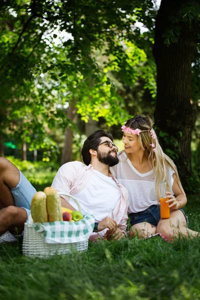 Feliz Joven Pareja Disfrutando Día Parque Juntos — Foto de Stock