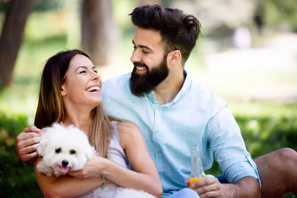 Estilo Vida Familia Feliz Descansando Picnic Parque Con Perro —  Fotos de Stock