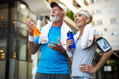 Üst düzey çift kalan sulu egzersiz yaptıktan sonra açık