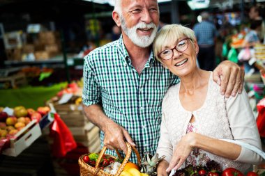Üst düzey iki yerel pazarda taze sebze satın alma