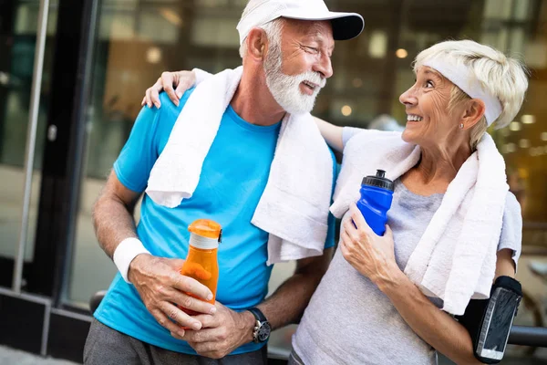 Senior Pareja Bebe Agua Para Reponer Energía Hidratar — Foto de Stock