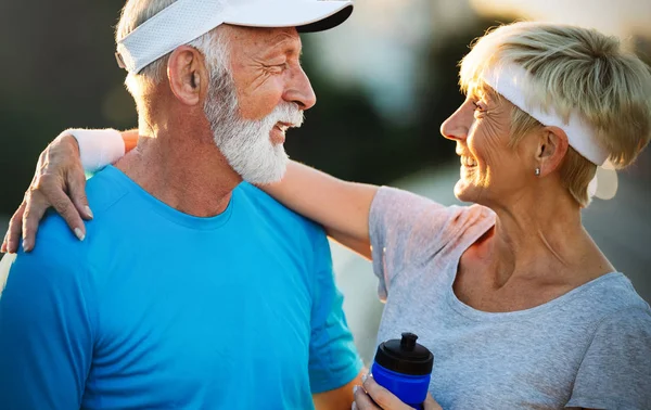 Casal Sênior Jogging Correr Livre Natureza — Fotografia de Stock