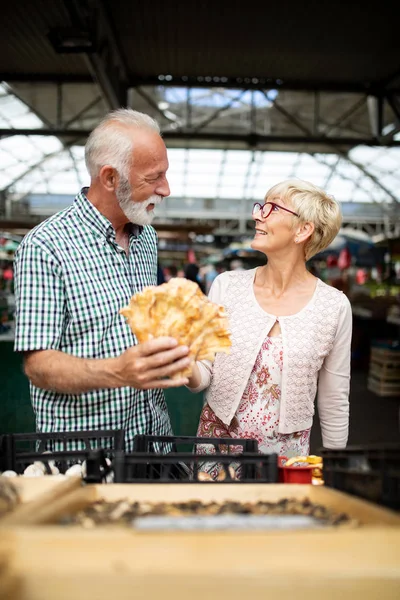 Üst düzey çift biyo gıda meyve ve sebze piyasasında haftalık alışveriş sırasında seçme