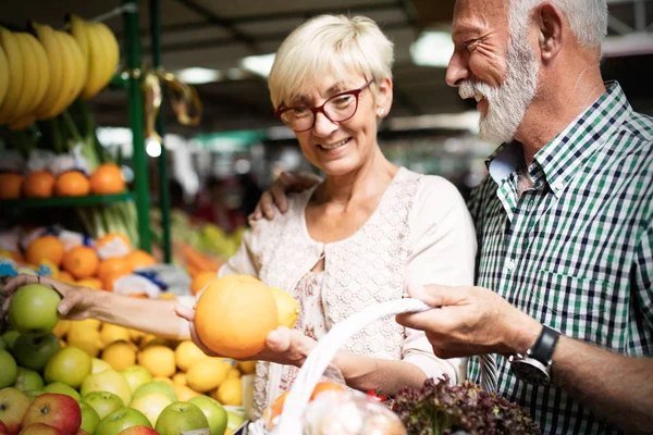 Sorrindo Casal Sênior Comprando Legumes Frutas Fusão — Fotografia de Stock
