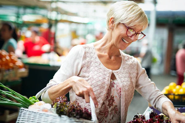 Εικόνα Της Ανώτερης Ευτυχισμένη Γυναίκα Στην Αγορά Αγοράζοντας Λαχανικά — Φωτογραφία Αρχείου