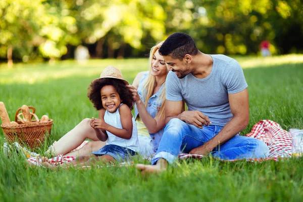 Mutlu Aile Eğleniyor Piknik Birlikte — Stok fotoğraf