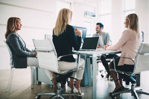 Конференция и встреча деловых людей в современном офисе