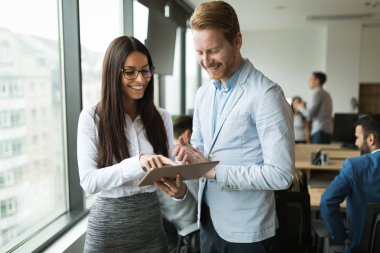 İş adamları ofiste dijital tablet kullanırken tartışıyor