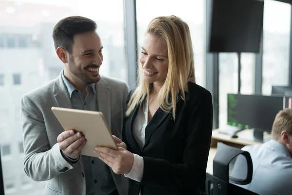 Affärsmän Diskuterar När Använder Digitala Surfplattor Kontoret Tillsammans — Stockfoto