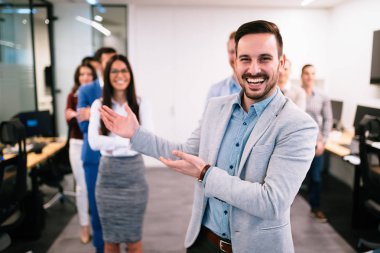 Ofiste poz veren başarılı iş ekibinin portresi