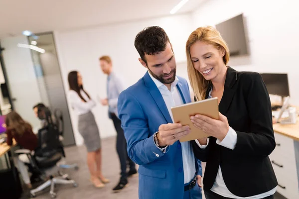 Empresarios Discutiendo Mientras Usan Tableta Digital Oficina Juntos — Foto de Stock