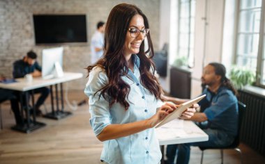 Modern ofisinde çalışan genç çekici kadın mimar