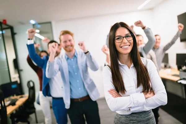 Porträt Eines Erfolgreichen Geschäftsteams Posiert Büro — Stockfoto