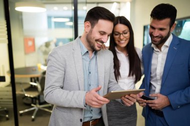 Dijital tablet kullanma office birlikte iş adamları resmini