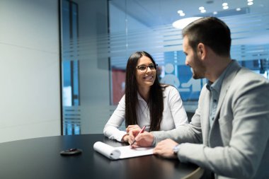 Modern ofiste tartışan iş adamlarının resmi