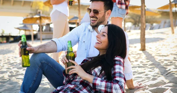 Joyeux Jeune Couple Buvant Bière Amusant Plage Coucher Soleil — Photo
