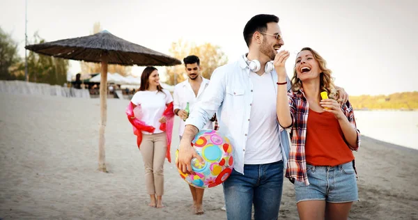 Grupp Vänner Som Har Fest Stranden — Stockfoto