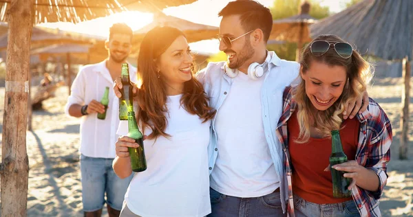 Grupo Jóvenes Amigos Riendo Bebiendo Cerveza Playa — Foto de Stock