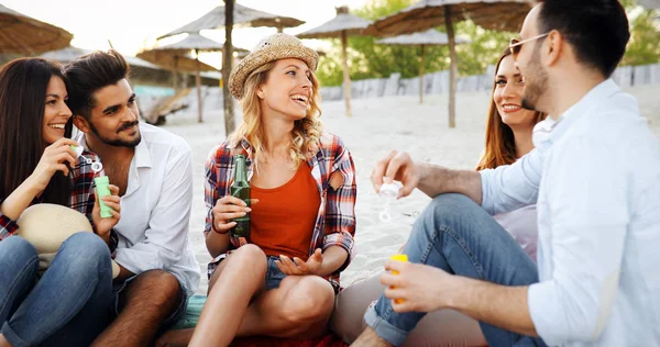 Grupo Jóvenes Amigos Riendo Bebiendo Cerveza Playa — Foto de Stock