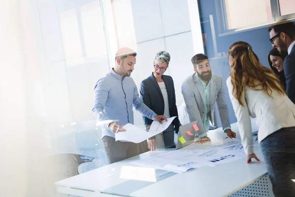 Team von Architekten arbeitet an Bauplänen — Stockfoto