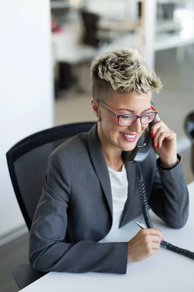 Porträt einer Geschäftsfrau, die im Büro am Computer arbeitet — Stockfoto