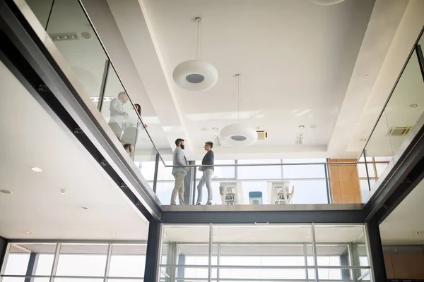 Imagen de jóvenes arquitectos discutiendo en la oficina — Foto de Stock