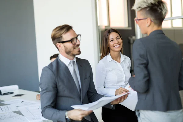 Imagen de colegas de negocios hablando en la oficina — Foto de Stock