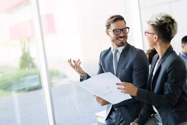 Imagen de colegas de negocios hablando en la oficina — Foto de Stock