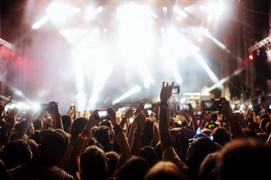 Müzik Festivali'nde zevk mutlu dans kalabalık portresi