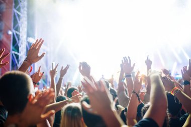Müzik Festivali'nde zevk mutlu dans kalabalık portresi