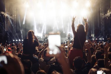 Müzik Festivali'nde zevk mutlu dans kalabalık portresi