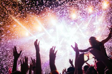 Müzik Festivali'nde zevk mutlu dans kalabalık portresi