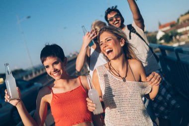 Grup genç kentsel arkadaşıyla birlikte eğleniyor