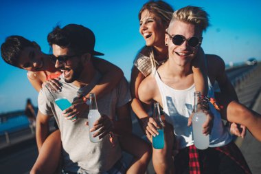 Grup genç kentsel arkadaşıyla birlikte eğleniyor