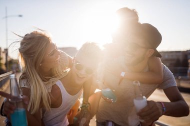 Grup genç kentsel arkadaşıyla birlikte eğleniyor