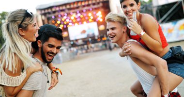 Grup genç arkadaşlar eğlenmeye zaman Müzik Festivali