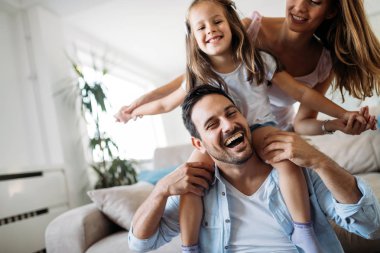 Mutlu aile eğleniyor evde vakit