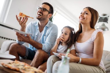 Pizza evde birlikte paylaşımı mutlu bir aile portresi