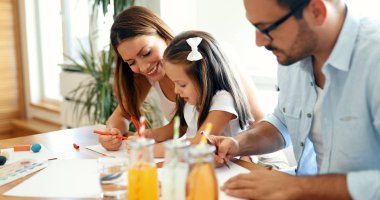 Birlikte mutlu ailesi harcama eğlenceli zaman evde