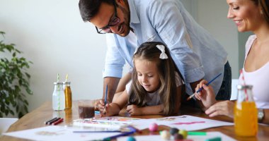 Mutlu aile evde eğlenceli zaman harcama