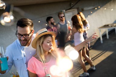 Genç arkadaşlar mutlu grup eğlenceli, yaz aylarında parti