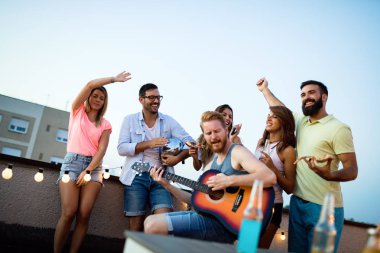 Güzel kaygısız arkadaş dans Grubu yaz aylarında eğlenin