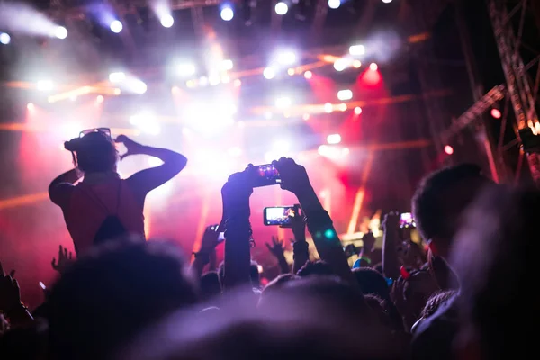Retrato Gente Bailando Feliz Disfrutando Festival Música — Foto de Stock