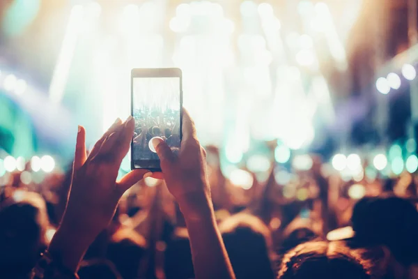 Porträt Eines Fröhlichen Tanzenden Publikums Beim Musikfestival — Stockfoto