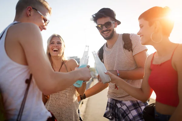 Grupo Jóvenes Amigos Urbanos Divirtiéndose Juntos — Foto de Stock