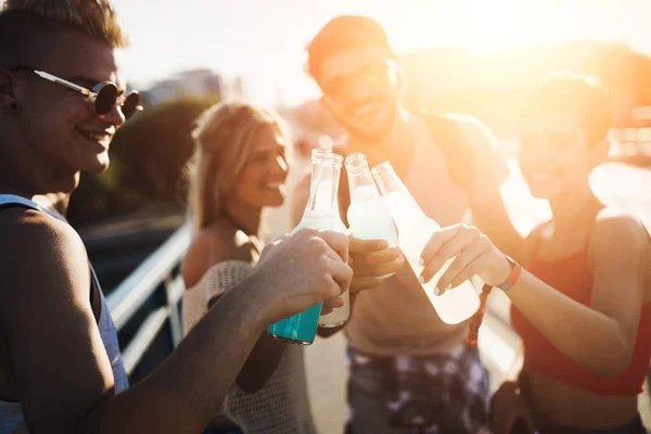 Grupo Jóvenes Amigos Urbanos Divirtiéndose Juntos — Foto de Stock