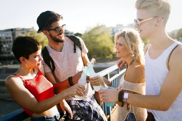 Grupp Unga Urbana Vänner Att Roligt Tillsammans — Stockfoto