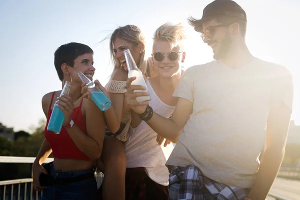 Grupo Jóvenes Amigos Urbanos Divirtiéndose Juntos — Foto de Stock